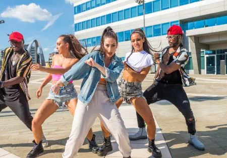 tańcząca młodzież