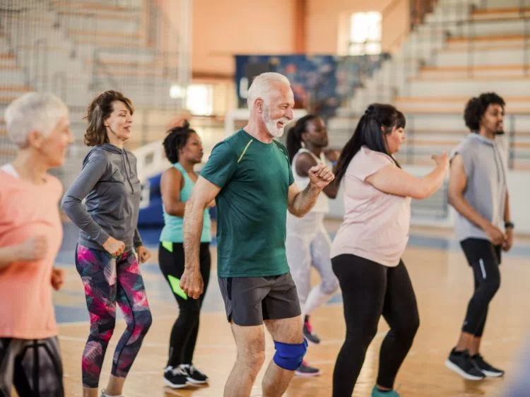 tańczący starszy mężczyzna
