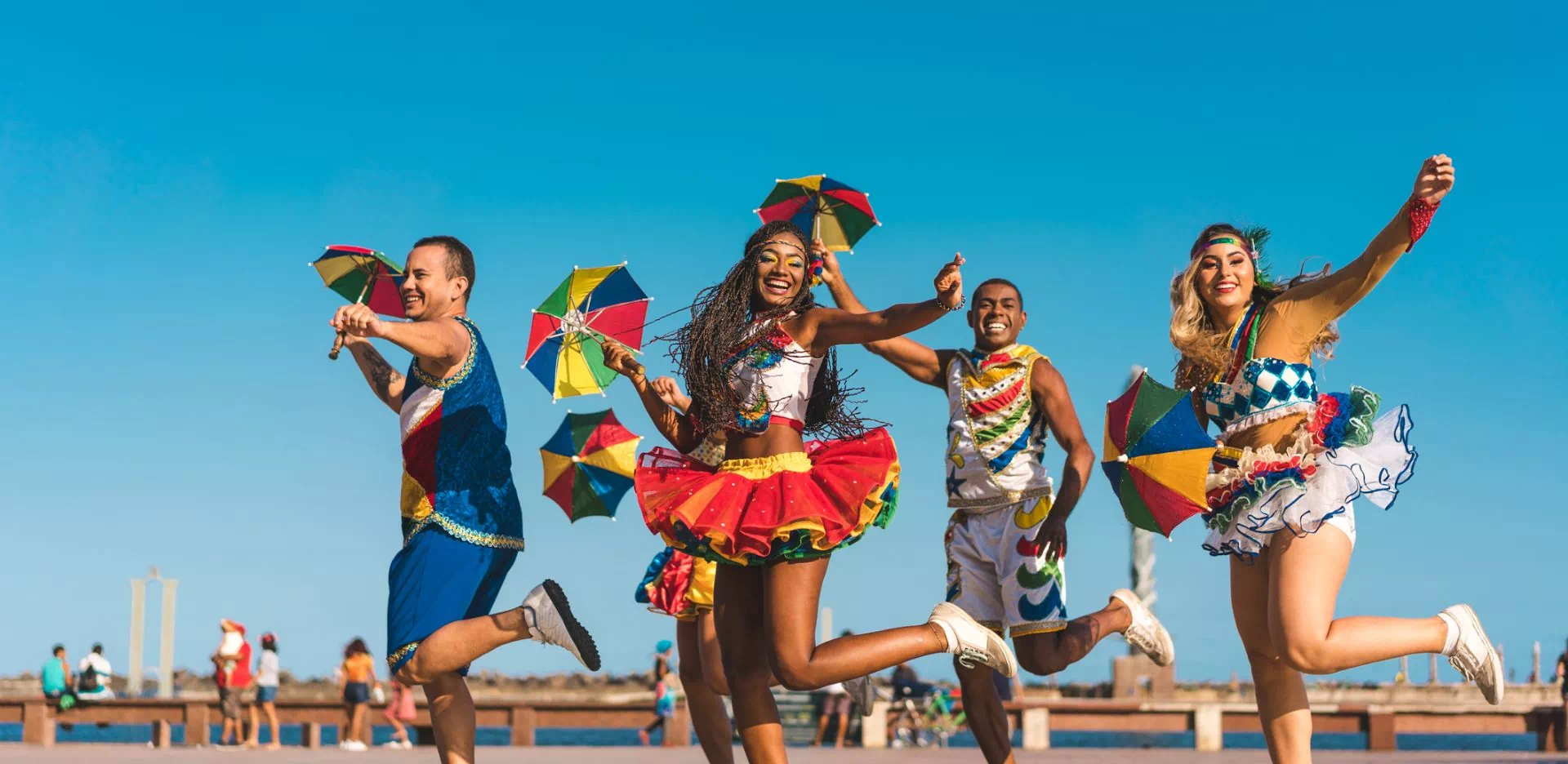 ludzie w kolorowych ubraniach